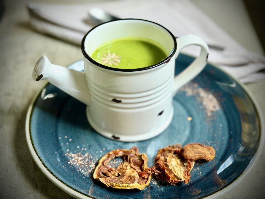 Frisch zubereitete Erbsensuppe